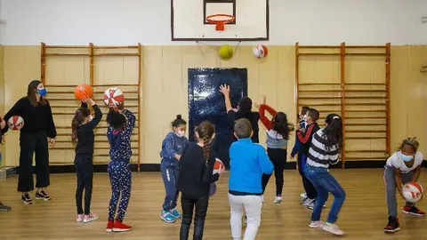 El proyecto fomenta que ni&ntilde;os y ni&ntilde;as de entre seis y doce a&ntilde;os se inicien en la pr&aacute;ctica del baloncesto, balonmano, atletismo y f&uacute;tbol sala. Fuente: Ayuntamiento de Zaragoza