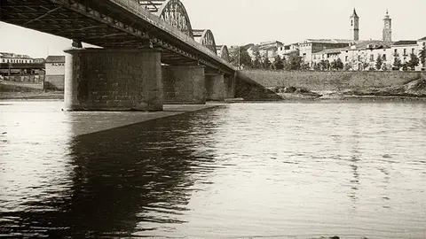 Perspectiva del Puente de Hierro desde el lodazal de la orilla izquierda. 1909. Fondos del SIPA/Rafael Margal&eacute;