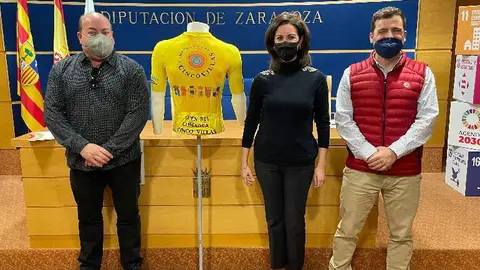 El presidente de la Comarca de las Cinco Villas, Santos Navarro; la alcaldesa de Ejea de los Caballeros, Teresa Ladrero y el t&eacute;cnico de deportes de la Comarca de las Cinco Villas, Jes&uacute;s Navarro. Foto: DPZ