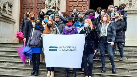Con motivo del 8M las asociaciones de periodistas de Arag&oacute;n se han concentrado a las puertas del Edificio de Paraninfo 
