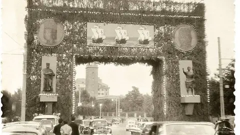 Detalle de la fachada exterior del arco conmemorativo de la Semana de la Hispanidad en el paseo de Isabel la Cat&oacute;lica. Al fondo, la torre de la Editorial Luis Vives, 1962. Colecci&oacute;n Manuel Ord&oacute;&ntilde;ez
