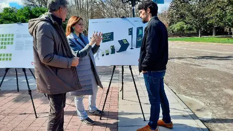 
La consejera de Servicios P&uacute;blicos y Movilidad, Natalia Chueca, ha presentado este domingo el proyecto con las nuevas se&ntilde;ales junto al autor de los dise&ntilde;os, Miguel Frago