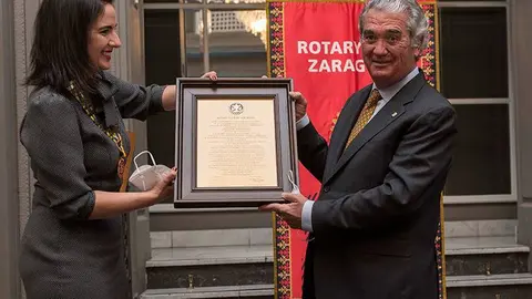 Mar&iacute;a Jos&eacute; Cantar&eacute; fue la encargada de esta entrega a Alfonso Sol&aacute;ns