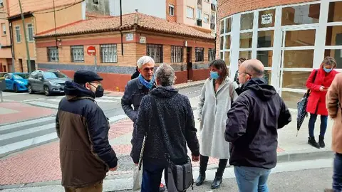 La portavoz socialista ha visitado las obras junto a varios vecinos, en donde ha escuchado sus principales reivindicaciones
