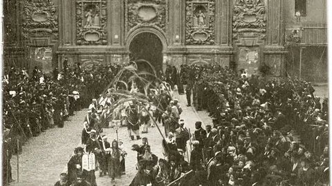 Procesi&oacute;n del Santo Entierro saliendo de la iglesia de Santa Isabel de Portugal (San Cayetano). Los hijos de Jacob, cabezas de las doce tribus del pueblo de Israel. Abraham e Isaac, Mois&eacute;s, jefe supremo y legislador del pueblo hebreo; Aar&oacute;n y Melquisedec, sumos sacerdotes, en primer plano. 1906. Colecci&oacute;n Javier Vel&aacute;zquez L&oacute;pez