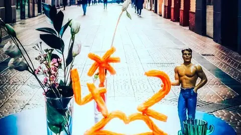 No son unos churros cualesquiera, estos hacen de modelos y posan para la c&aacute;mara de Jes&uacute;s Urcola, el propietario de la Chocolater&iacute;a San Miguel