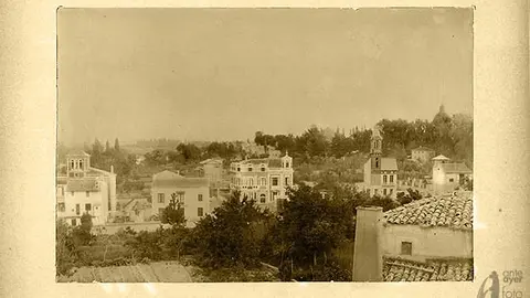 Fotograf&iacute;a tomada desde la torre de &ldquo;Vista Alegre&rdquo; propiedad de Juan Salinas en el barrio de las Acacias, con la c/ Pradilla en el centro y el comienzo de Sainz de Varanda. Al fondo, a la derecha, emerge la c&uacute;pula de la iglesia de San Fernando entre la vegetaci&oacute;n. Parece vislumbrarse el Cabezo Cortado. Los hotelitos retratados, hoy desaparecidos, como s&iacute;mbolo de una burgues&iacute;a pujante. Fondos Coyne ca. 1906. AHPZ