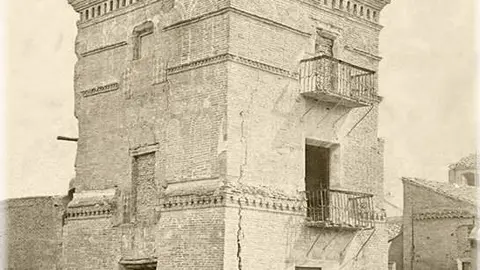 El torre&oacute;n de la Zuda tras su primera actuaci&oacute;n, todav&iacute;a con el piso a&ntilde;adido. 1877. Jean Laurent. Archivo Ruiz Vernacci. Fototeca de Patrimonio Hist&oacute;rico