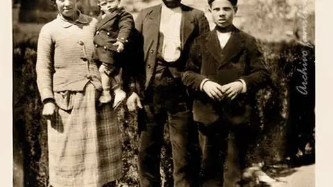 Ana Navarro y Benito Abi&aacute;n posan en los jardines de la Puerta del &Aacute;ngel en las traseras de la Lonja ca. 1927. &Aacute;ngel Cordero Gracia. Colecci&oacute;n familia Crusellas-Abi&aacute;n