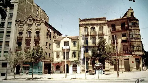 Los coquetos edificios correspondientes al paseo de Cu&eacute;llar n&uacute;meros 15, 17, 17 interior y calle de Vista Alegre n&ordm; 76, antes de su derribo. Las casas dar&iacute;an paso a los actuales n&uacute;meros 15, 17, 19 y 1-3 de Vista Alegre. Fecha de la toma 1966. Colecci&oacute;n Mar&iacute;a Pilar Gonzalo Vidao