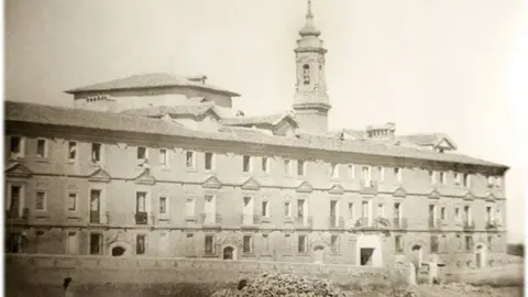 Acuartelamiento de La Aljafer&iacute;a y torre de la Iglesia castrense de San Mart&iacute;n. Mariano J&uacute;dez ca. 1860. Archivo Municipal de Zaragoza