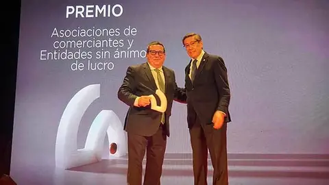 El presidente de ECOS, Antonio Tornos, recibe el premio de manos de Arturo Aliaga

