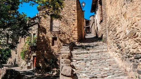 Los turistas pueden contemplar las calles empedradas de la peque&ntilde;a villa pirenaica de Monta&ntilde;ana 