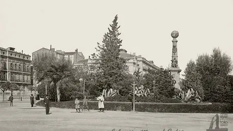 Plaza de Arag&oacute;n, con el Monumento al Justiciazgo en el centro de la misma, rodeado de la exuberante vegetaci&oacute;n que completaba el &oacute;valo de la plaza, con alguno de los desaparecidos hotelitos, ca. 1915. Fototipia Thomas. Colecci&oacute;n Manuel Ord&oacute;&ntilde;ez