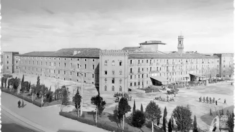 Panor&aacute;mica de la Aljafer&iacute;a en la d&eacute;cada de los cuarenta, ocupada por los cuarteles del Pr&iacute;ncipe y de Santa Isabel. Postal de Ediciones Artigot. Archivo Municipal de Zaragoza