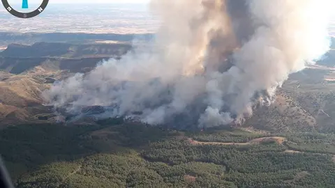 Los equipos de contenci&oacute;n ya trabajan en la extinci&oacute;n del incendio.