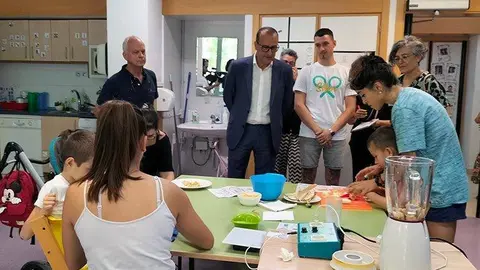 El consejero de Educaci&oacute;n, Cultura y Deporte del Gobierno de Arag&oacute;n, Felipe Faci, ha visitado esta ma&ntilde;ana los talleres del CEE Jean Piaget