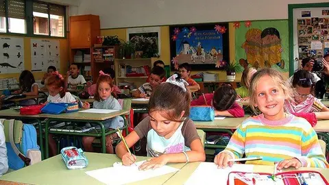 Ni&ntilde;os durante una clase en el periodo escolar