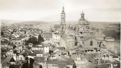 Desde la torre de la Seo se aprecia, en primer plano, el caser&iacute;o del antiguo barrio del Mes&oacute;n del Obispo. Ca. 1900. Colecci&oacute;n Manuel Ord&oacute;&ntilde;ez