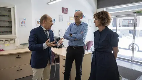La directora gerente del Instituto Aragon&eacute;s de Empleo, Elena Guinda; el subdirector provincial de Formaci&oacute;n del Inaem en Zaragoza, Enrique Murillo, y el presidente, Eduardo Romero (izda), en la visita 