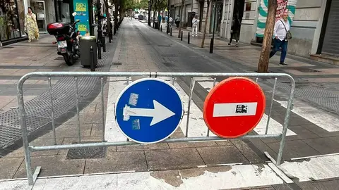 Dos se&ntilde;ales de tr&aacute;fico bloquean el paso