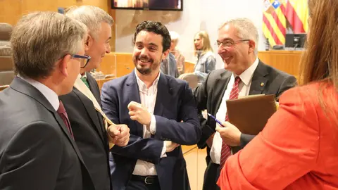 El consejero Olona y el diputado Dar&iacute;o Villagrasa charlan en el pleno de las Cortes