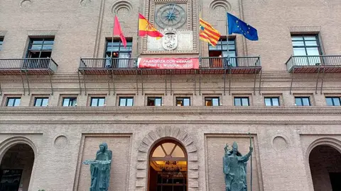pancarta en el balc&oacute;n del ayuntamiento de Zaragoza
