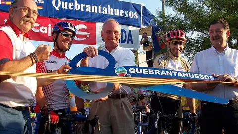 Ciclistas corriendo la Quebrantahuesos