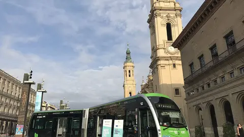 Autob&uacute;s el&eacute;ctrico articulado en la plaza del Pilar