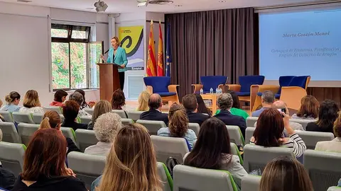 La consejera Marta Gast&oacute;n, delante de los asistentes a las jornadas de igualdad 