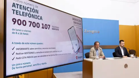 El concejal &Aacute;ngel Lor&eacute;n da una rueda de prensa