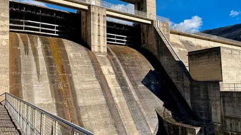 Presa cerrada de un embalse del Ebro 