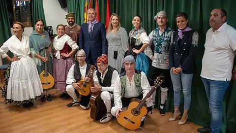 El alcalde de Zaragoza, Jorge Azc&oacute;n, con unos joteros en la Casa de Arag&oacute;n de Madrid