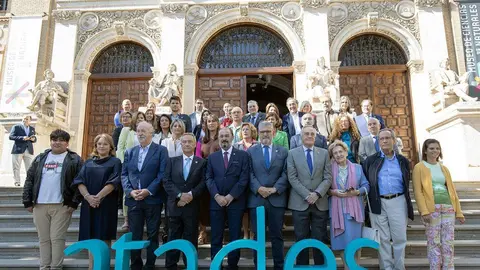 Foto de familia previa a la celebraci&oacute;n del 60&ordm; aniversario de Atades