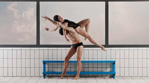 dos bailarines representan El Lago de la compa&ntilde;&iacute;a de danza LaMov