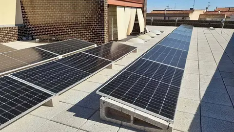 Placas solares sobre el tejado de un edificio.