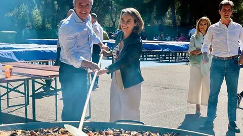 Cuca Gamarra y Jorge Azc&oacute;n preparan una paella popular en el Parque de Atracciones