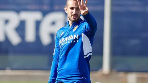 Manu Molina hace un gesto de tres puntos con la mano
