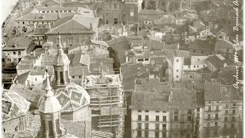 Vista desde la torre de Santiago de la catedral de Nuestra Se&ntilde;ora del Pilar. Entorno de las calles del Pilar y Forment. Ca. 1903. Archivo Mar&iacute;a Pilar Bernad Arilla