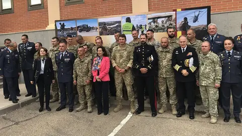 La ministra de Defensa, Margarita Robles, con militares ucranianos en Zaragoza