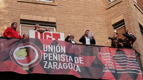 Geli y Nayim en el balc&oacute;n de UGT dando el preg&oacute;n de la Uni&oacute;n Pe&ntilde;ista de Zaragoza