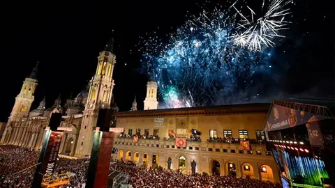 Plaza del Pilar llena de gente y fuegos artificiales