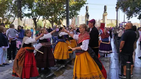 grupo de dances del Arrabal bailan en Don Jaime I