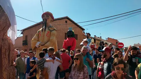 Los gigantes de la comparsa recorren las calles de Garrapinillos rodeados de familias