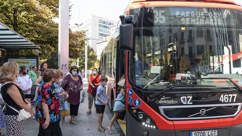Autob&uacute;s urbano en una parada de paseo Independencia