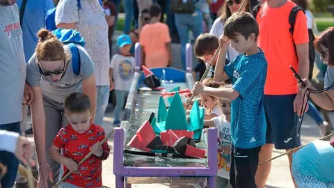 Ni&ntilde;os jugando en Expo R&iacute;o y Juego