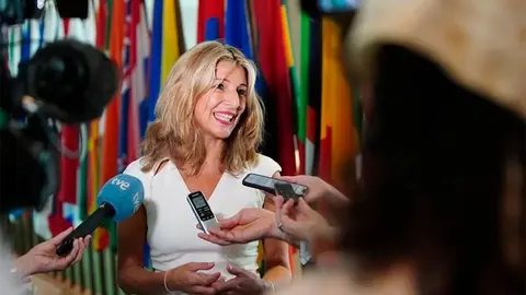Yolanda D&iacute;az hablando con los periodistas