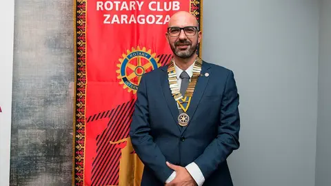 Manuel de Codes posa con el estandarte de Rotary