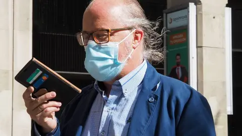 Un se&ntilde;or con mascarilla llama por tel&eacute;fono