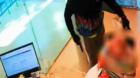 Un hombre armado, en el interior de un banco